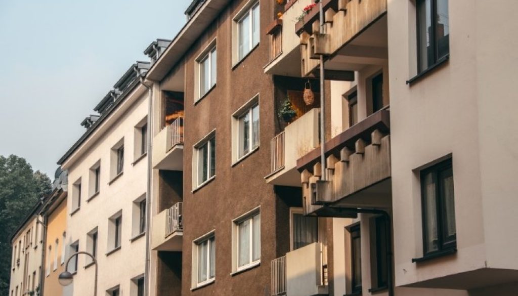 paint a residential building